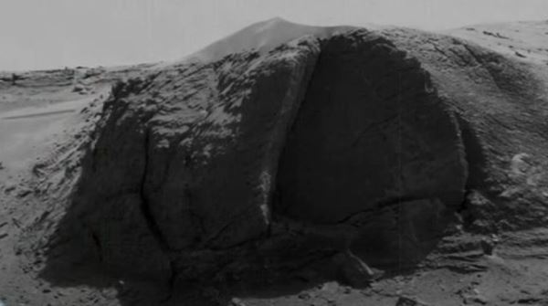 Марсоход Curiosity обнаружил загадочный диск на склоне марсианского холма