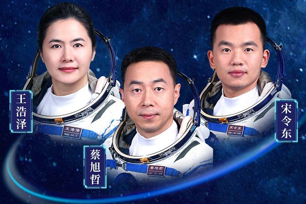 Члены экипажа корабля «Шэньчжоу-19» удостоены государственных наград