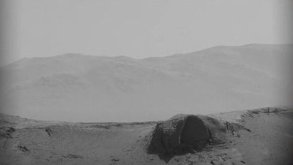 Марсоход Curiosity обнаружил загадочный диск на склоне марсианского холма