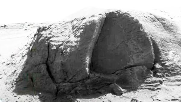 Марсоход Curiosity обнаружил загадочный диск на склоне марсианского холма