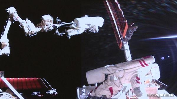 Китайские космонавты совершили выход в открытый космос