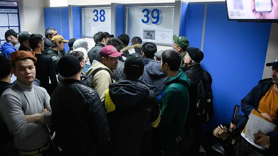 В Минздраве предложили решить вопрос с правами работающих мигрантов в сфере ОМС